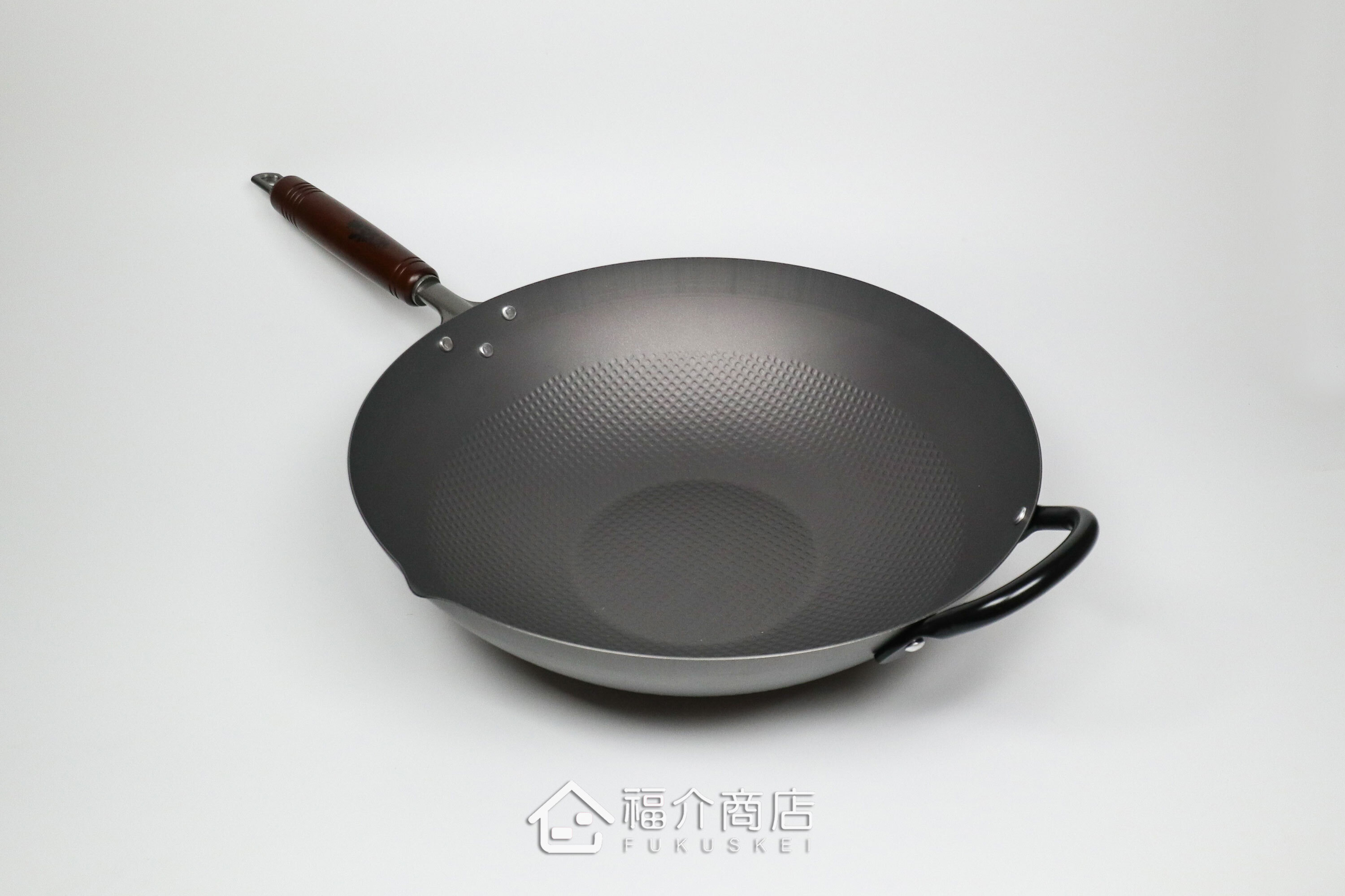 木柄手把的窒化鐵炒鍋
