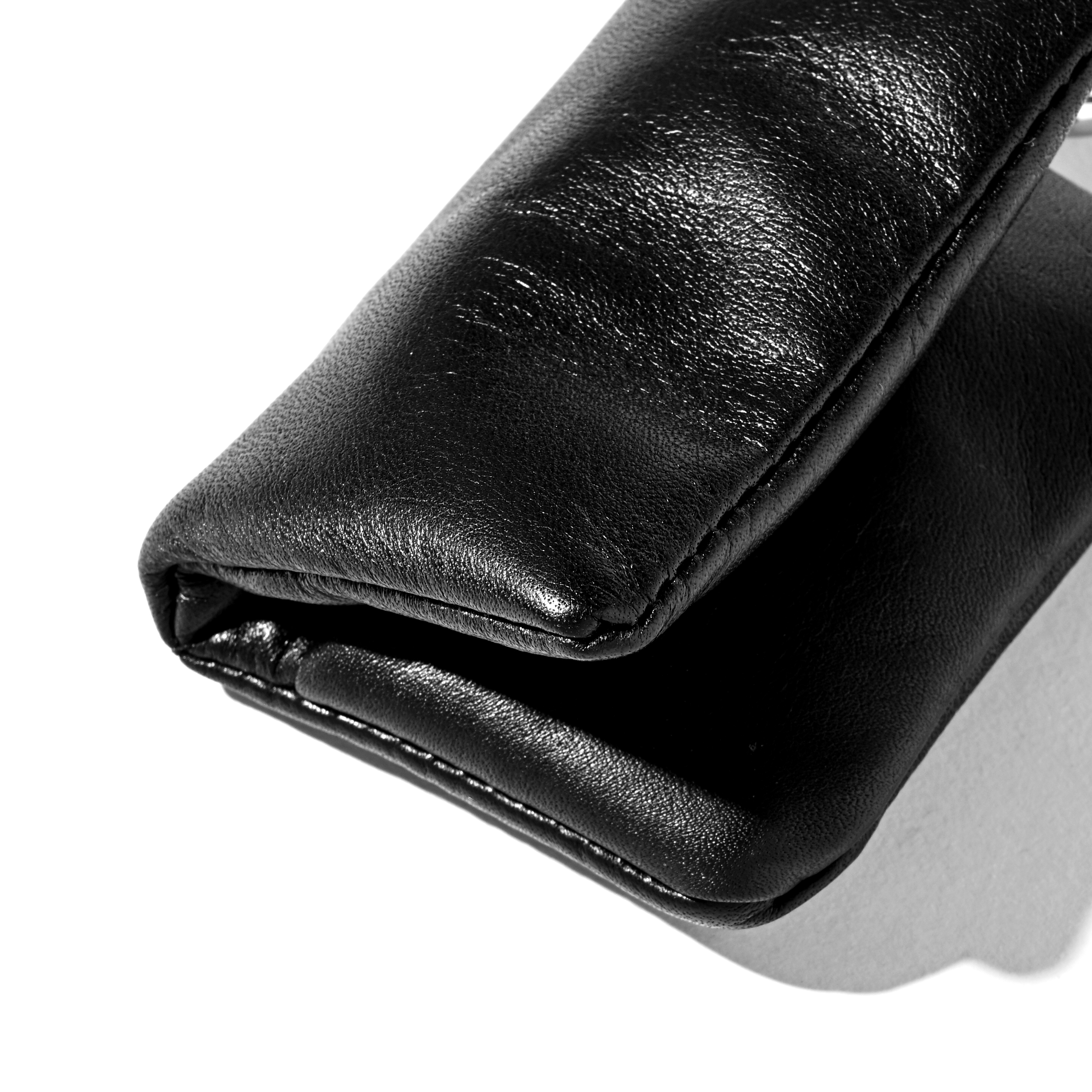 CLESSTE - Leather Padded Airpods Case