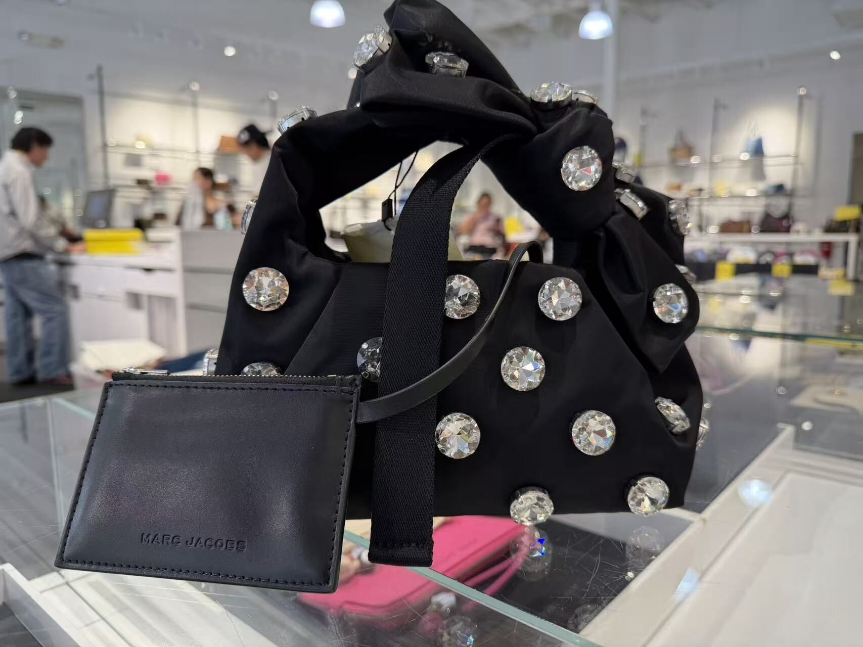 【直播】Marc Jacobs LX0724108 鑽飾手挽袋 (連拉鏈小包)