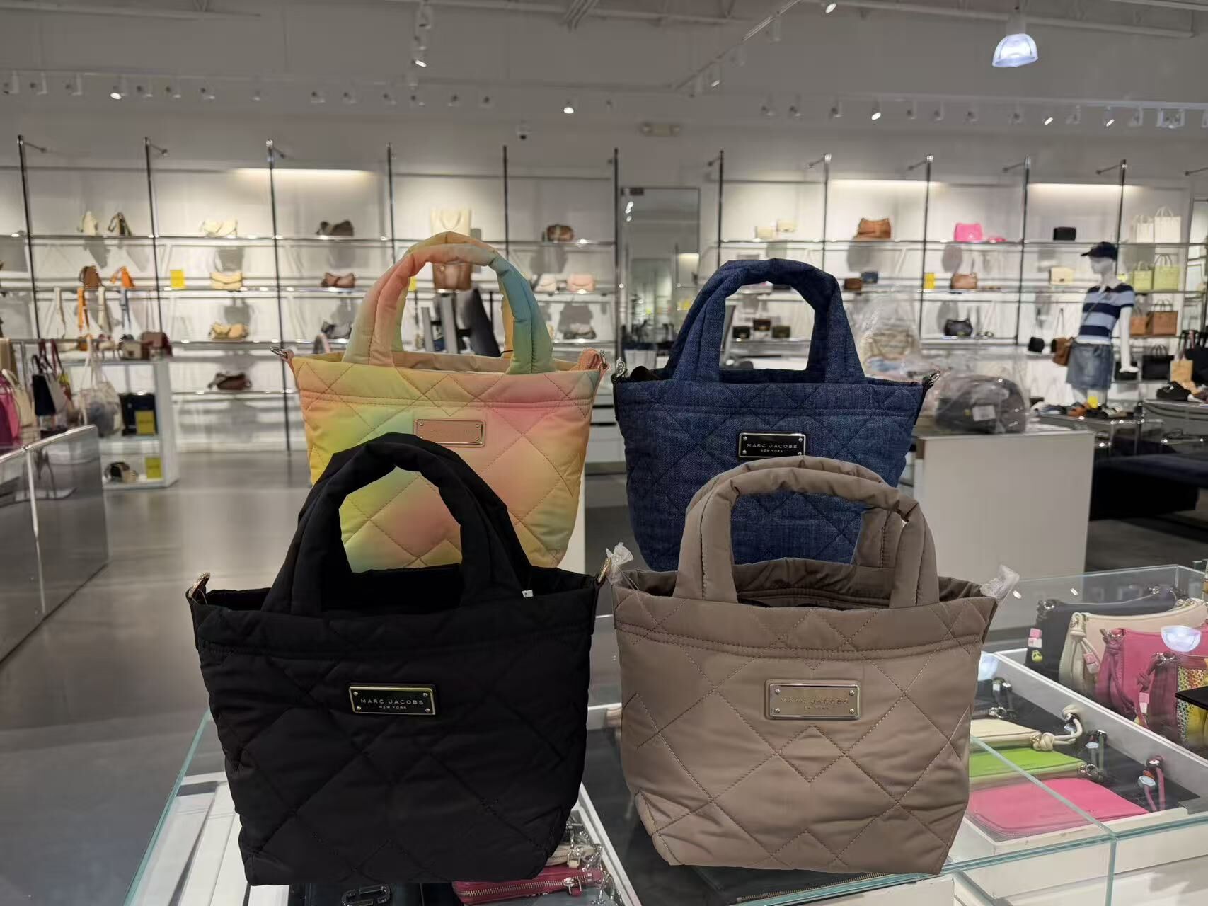 【直播】Marc Jacobs LX0724125 菱格托特包 (小號)