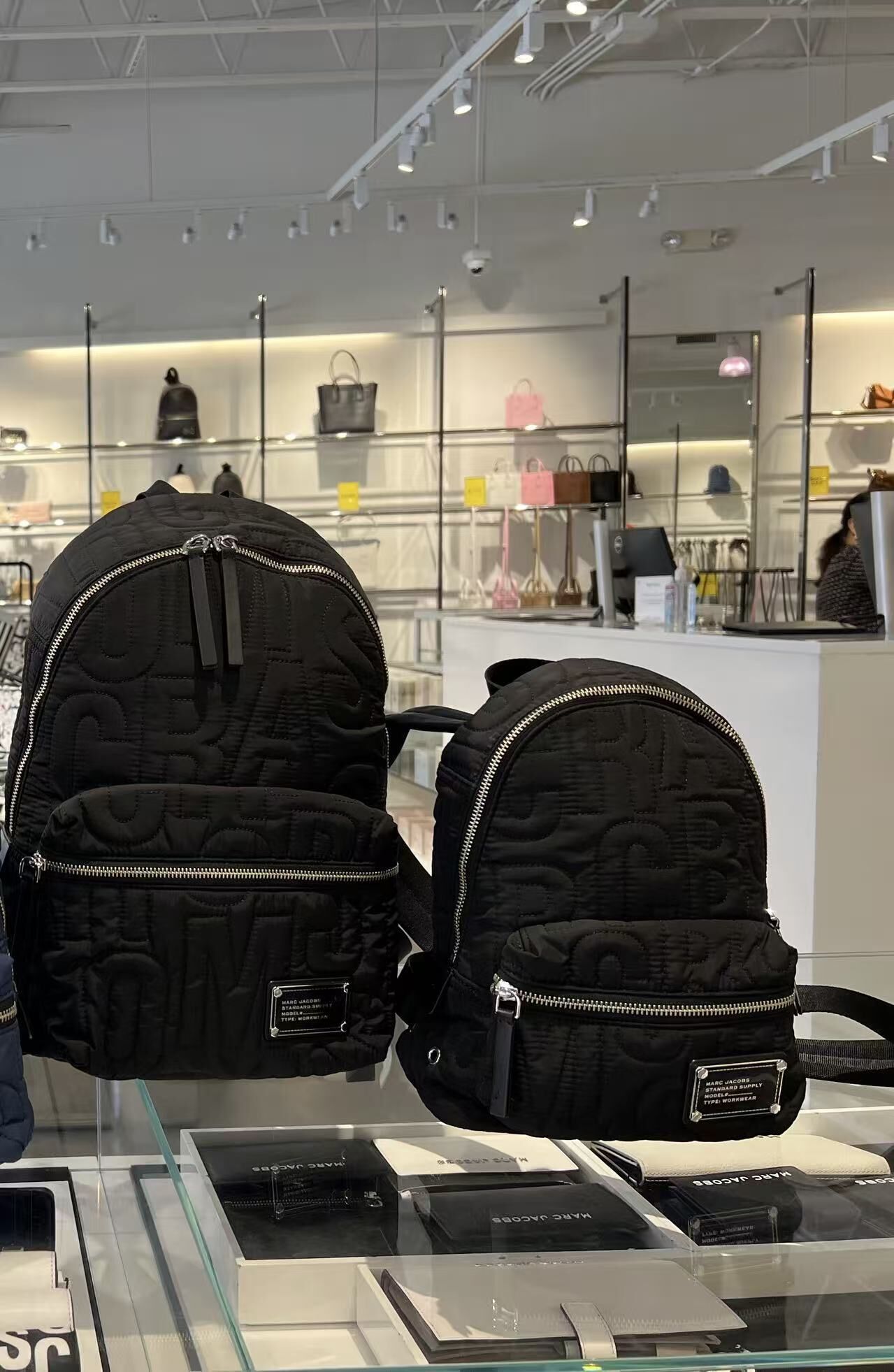 【直播】Marc Jacobs LX0724135 文字款背包