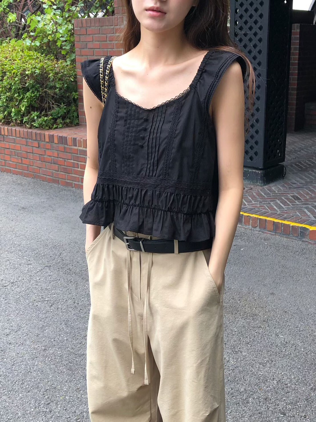 宮廷風寬肩帶排釦壓摺感小裙擺上衣 / 2色