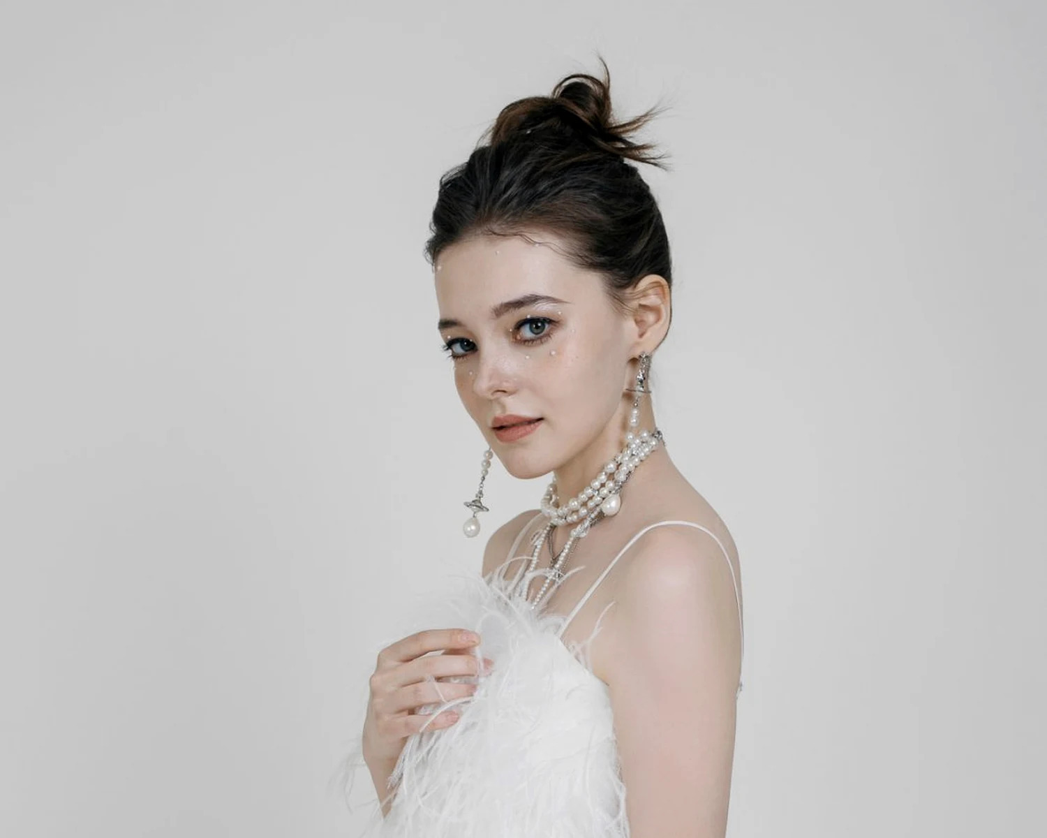 Yu de Punky 羽毛細節女裝品牌形象