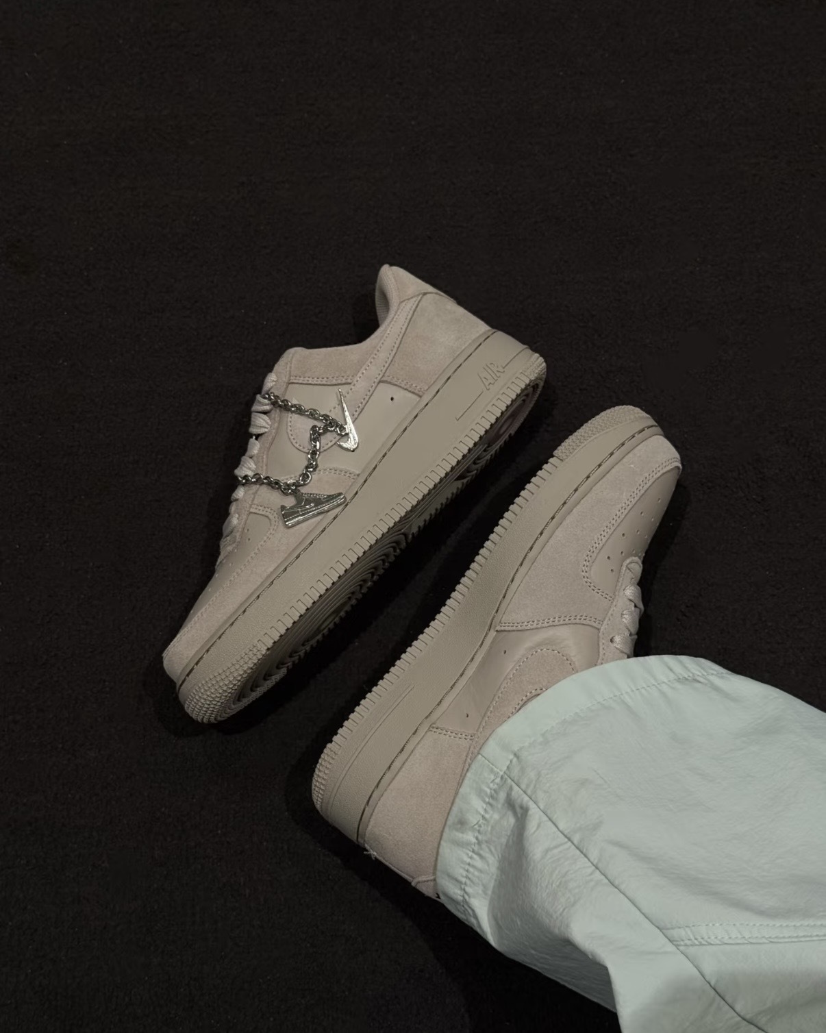 NIKE AIR FORCE 1 '07 AF1 沙漠岩灰 奶灰 麂皮 金屬墜飾 女鞋 IV6042-236 / 預購