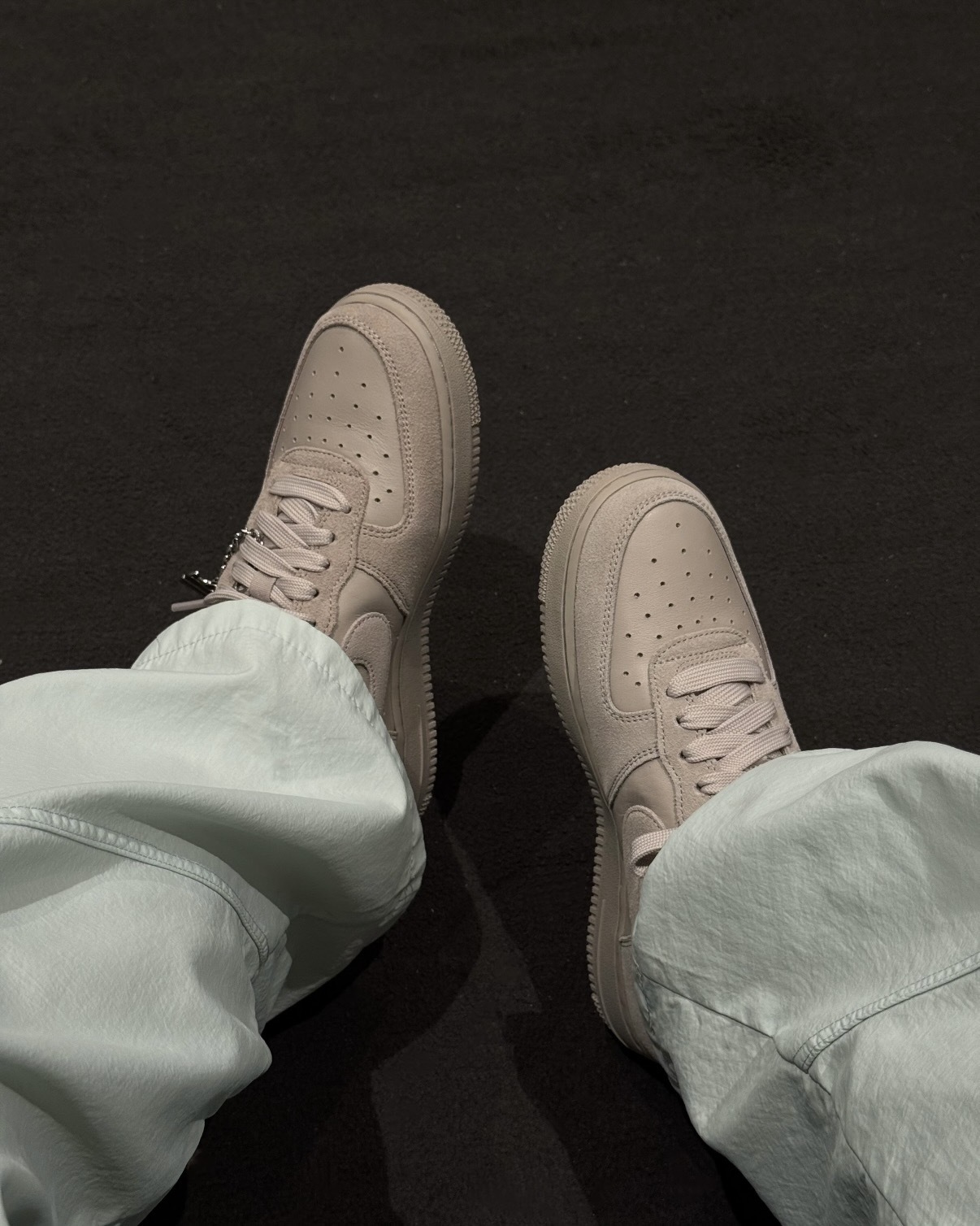 NIKE AIR FORCE 1 '07 AF1 沙漠岩灰 奶灰 麂皮 金屬墜飾 女鞋 IV6042-236 / 預購