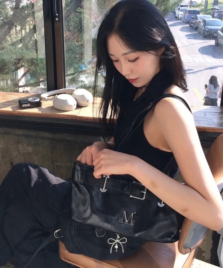 韓國限定🇰🇷 MUCENT SENTIC METAL LOGO FRONT BELTED LEATHER SHOULDER BAG 金屬標誌 腰帶造型 手提包 腋下包 單肩包 / 預購