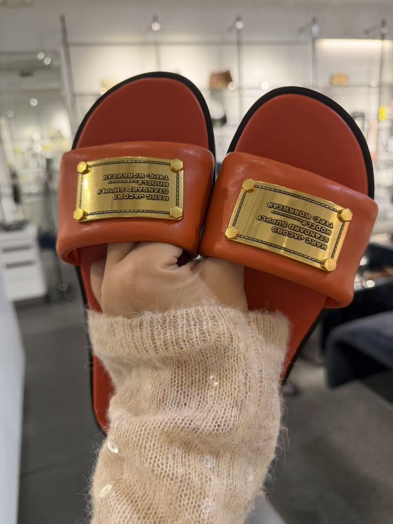 【直播】Marc Jacobs LX0724143 金屬牌涼鞋