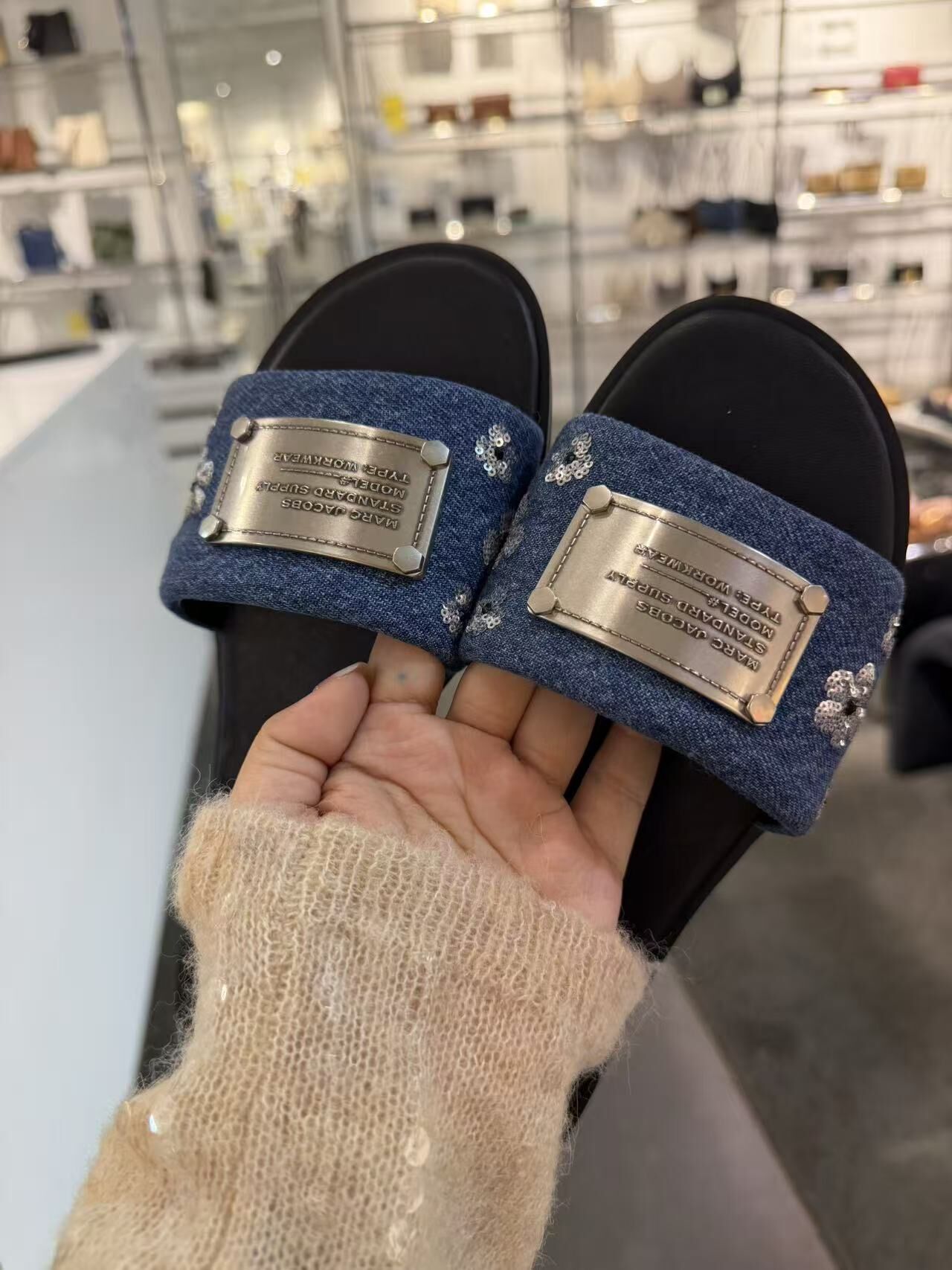 【直播】Marc Jacobs LX0724143 金屬牌涼鞋