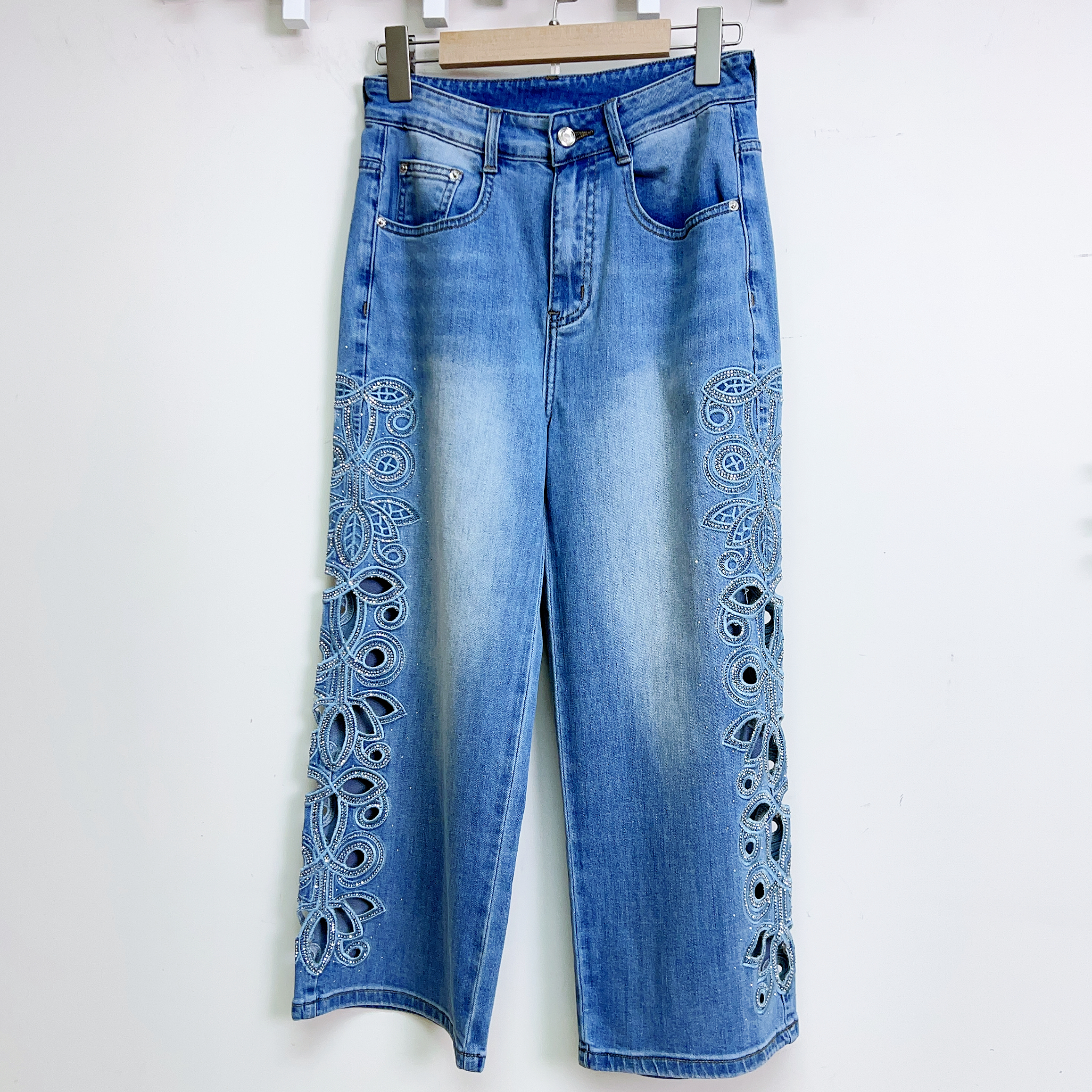 雙側刺繡鏤空燙鑽洗水直筒軟牛仔褲(S腰28 臀38 長33吋/M腰30 臀40 長33吋/L腰32 臀42 長33吋/XL腰34 臀44 長33吋) P6760 #2807clo