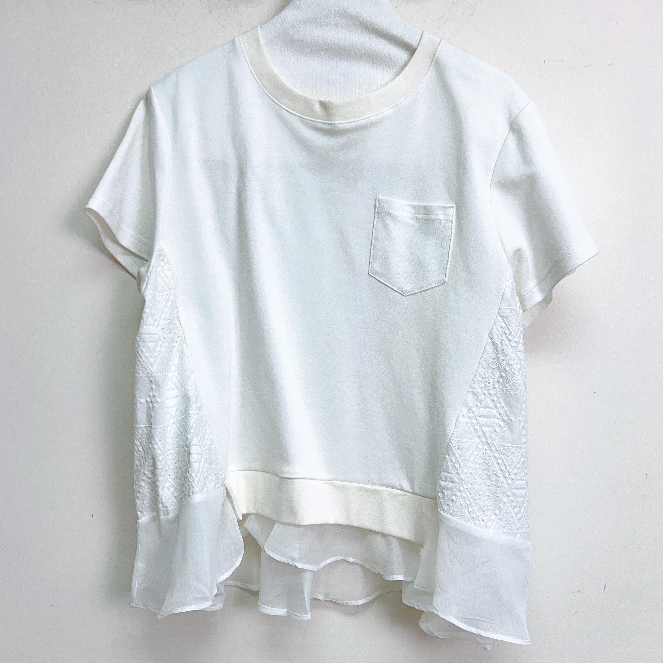 單口袋側邊刺繡荷葉邊下擺拼接棉質上衣 (胸40-48  腰42-50 長22吋) B6605 #2807clo