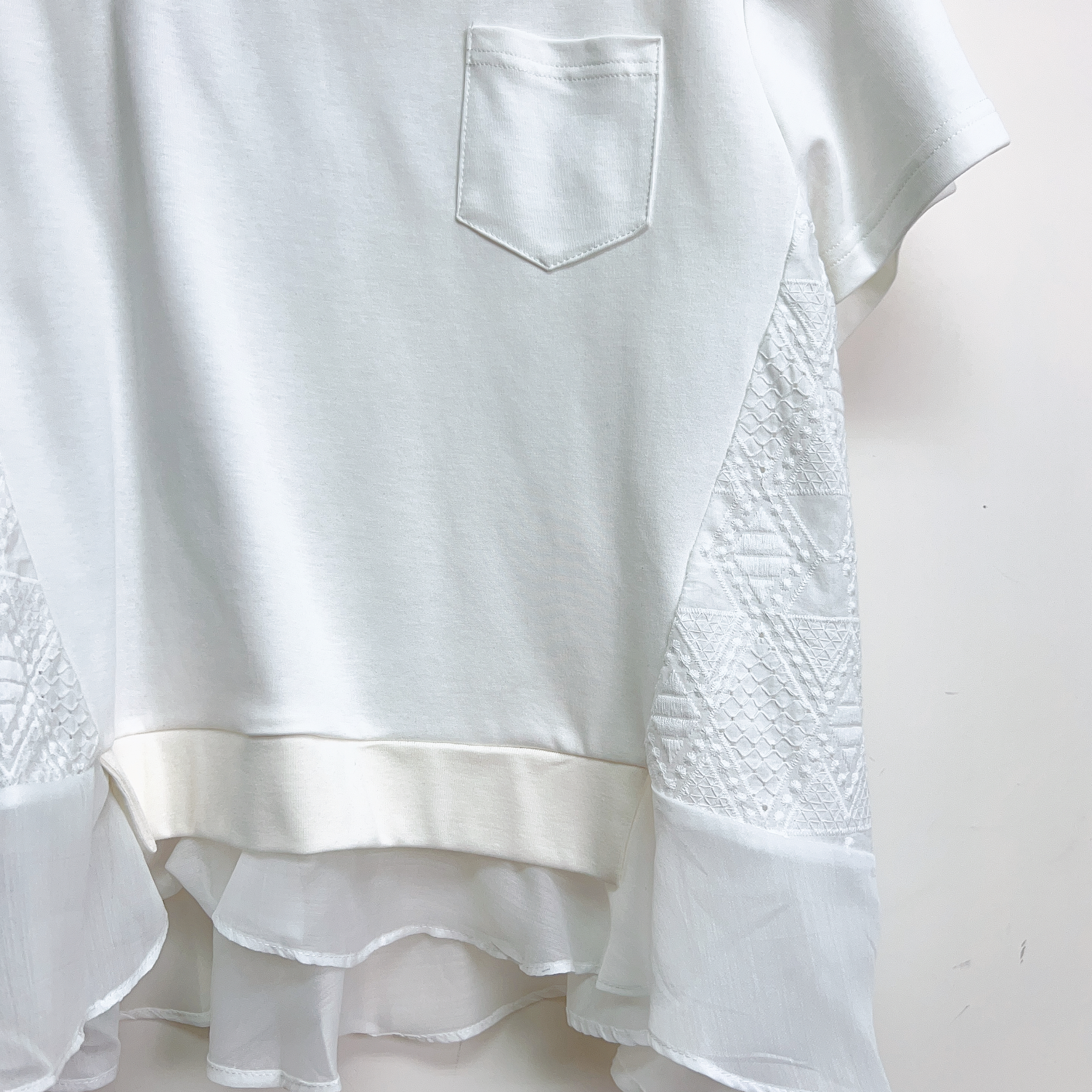 單口袋側邊刺繡荷葉邊下擺拼接棉質上衣 (胸40-48  腰42-50 長22吋) B6605 #2807clo