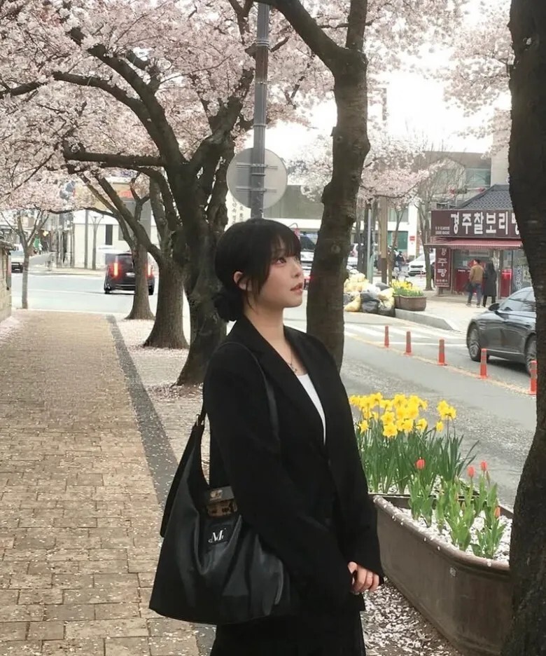 【OWN】Mucent 新月型 皮革 肩背包 磁扣 光澤 單肩包 經典 百搭 可調節 男女通用 黑色