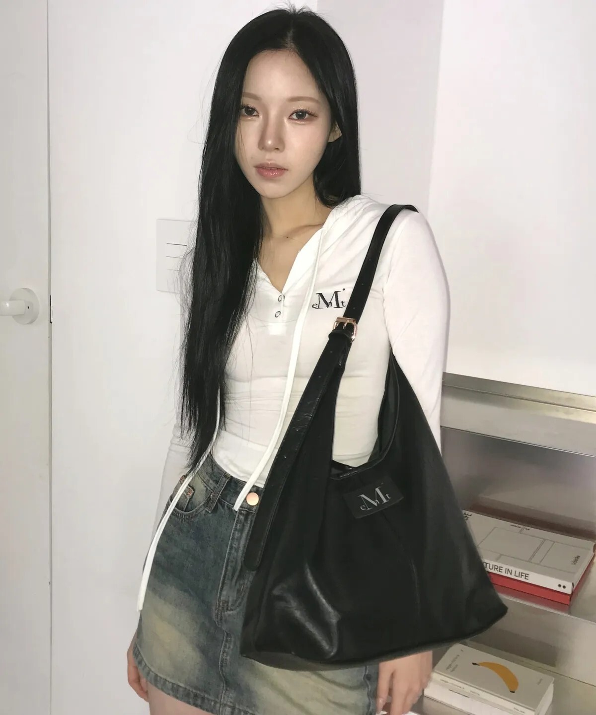 【OWN】Mucent 新月型 皮革 肩背包 磁扣 光澤 單肩包 經典 百搭 可調節 男女通用 黑色