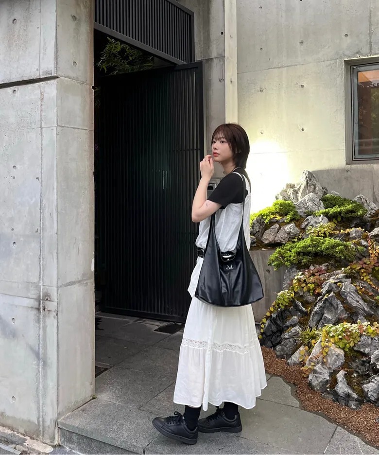 【OWN】Mucent 新月型 皮革 肩背包 磁扣 光澤 單肩包 經典 百搭 可調節 男女通用 黑色 P00000TX