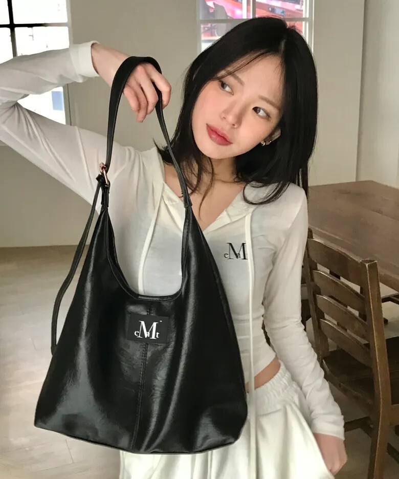 【OWN】Mucent 新月型 皮革 肩背包 磁扣 光澤 單肩包 經典 百搭 可調節 男女通用 黑色 P00000TX