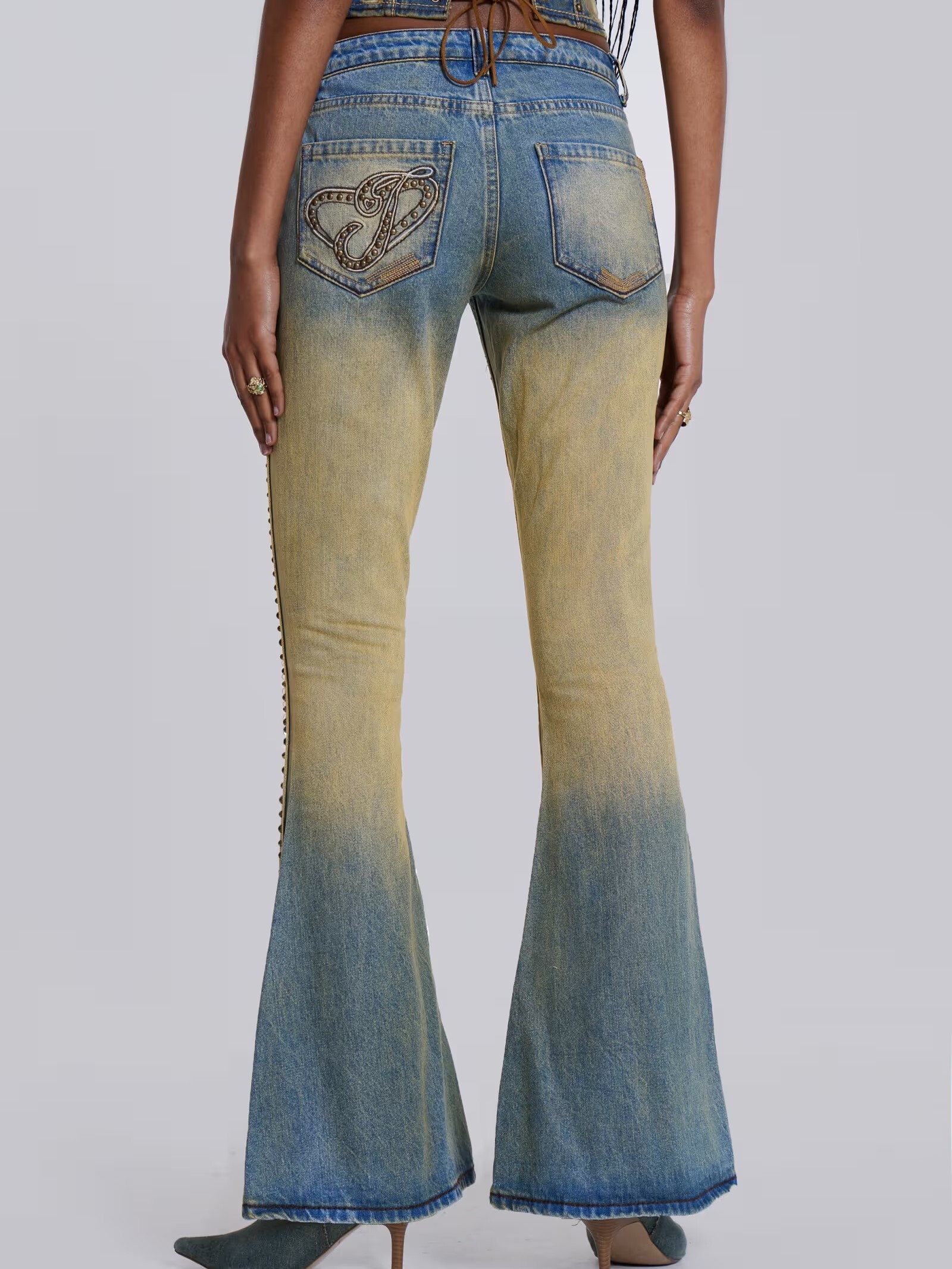 JADED LONDON 側線金屬鉚釘 水洗低腰修身喇叭牛仔褲 Shop Demure Studded Flared Jeans JWL3643