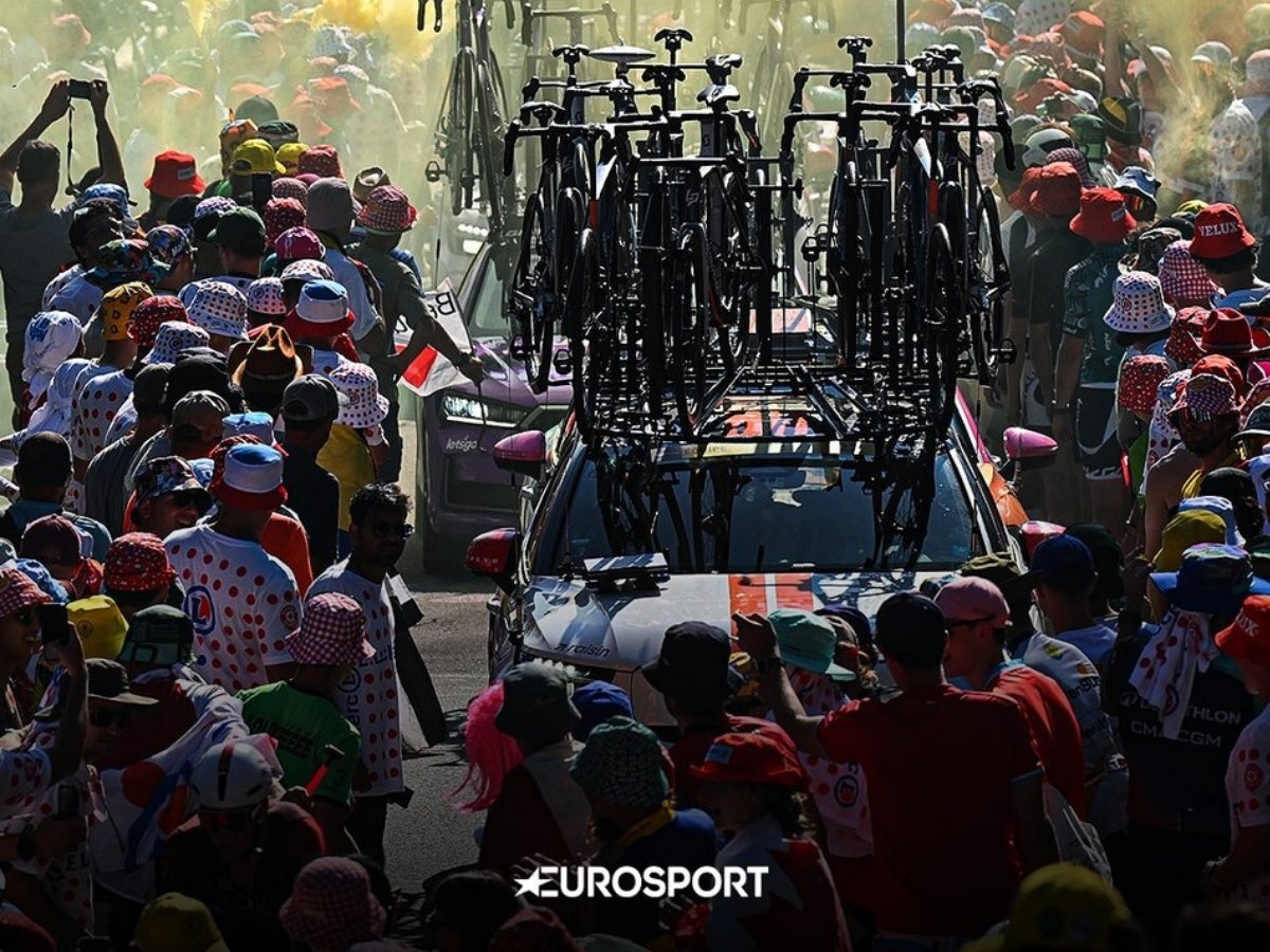 Tour de France 2026 Stage 19 Alpe d'Huez 塞爆山道的人潮與擠在狹窄賽道中的車隊隊車