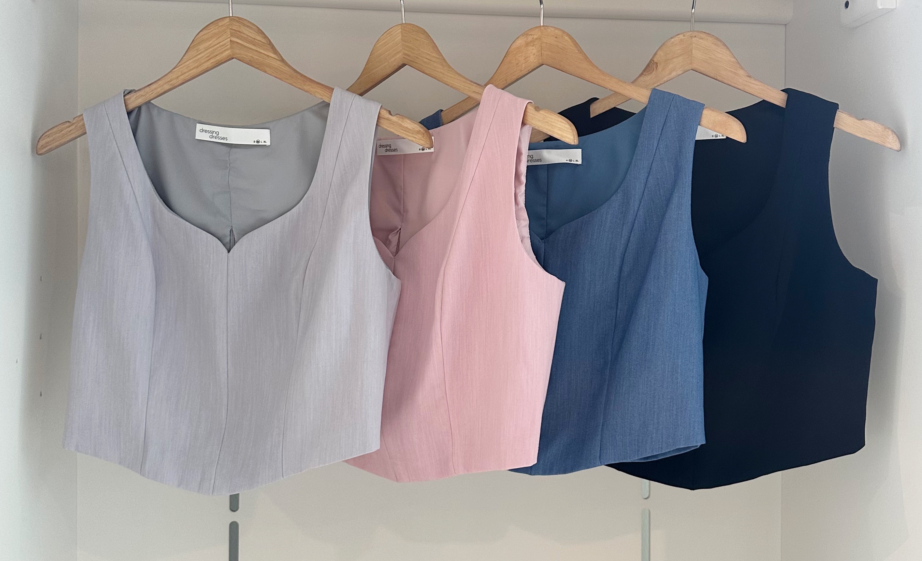 SLEEVELESS V NECK CROP BLOUSE