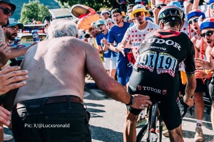 Tudor 車隊選手 Julian Alaphilippe 於環法 Stage 19 騎乘時遭路邊赤裸上身的觀眾伸手伸觸與干擾賽道