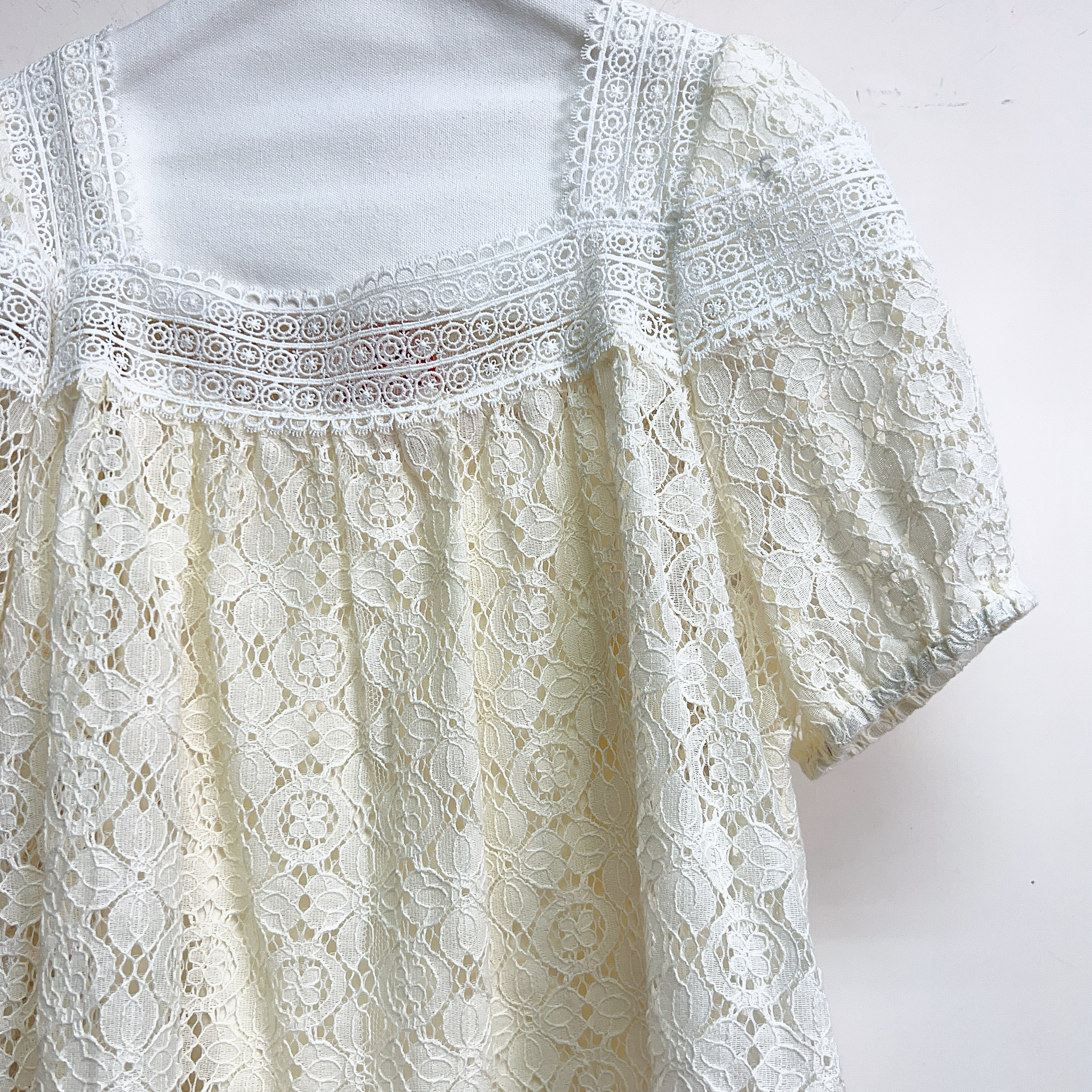 方領通花刺繡泡泡袖兩件套上衣 (內胸30-42  腰32-42 長20吋/外胸42 腰44 長21吋) B6668 #2807clo