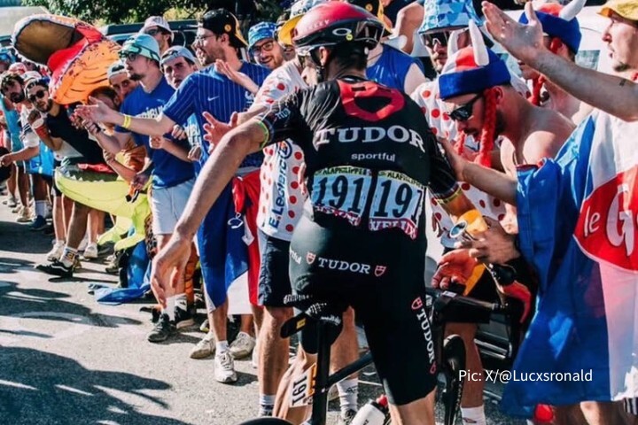 Tudor 車隊選手 Julian Alaphilippe 於環法 Stage 19 騎乘時遭路邊赤裸上身的觀眾伸手,被迫停車。