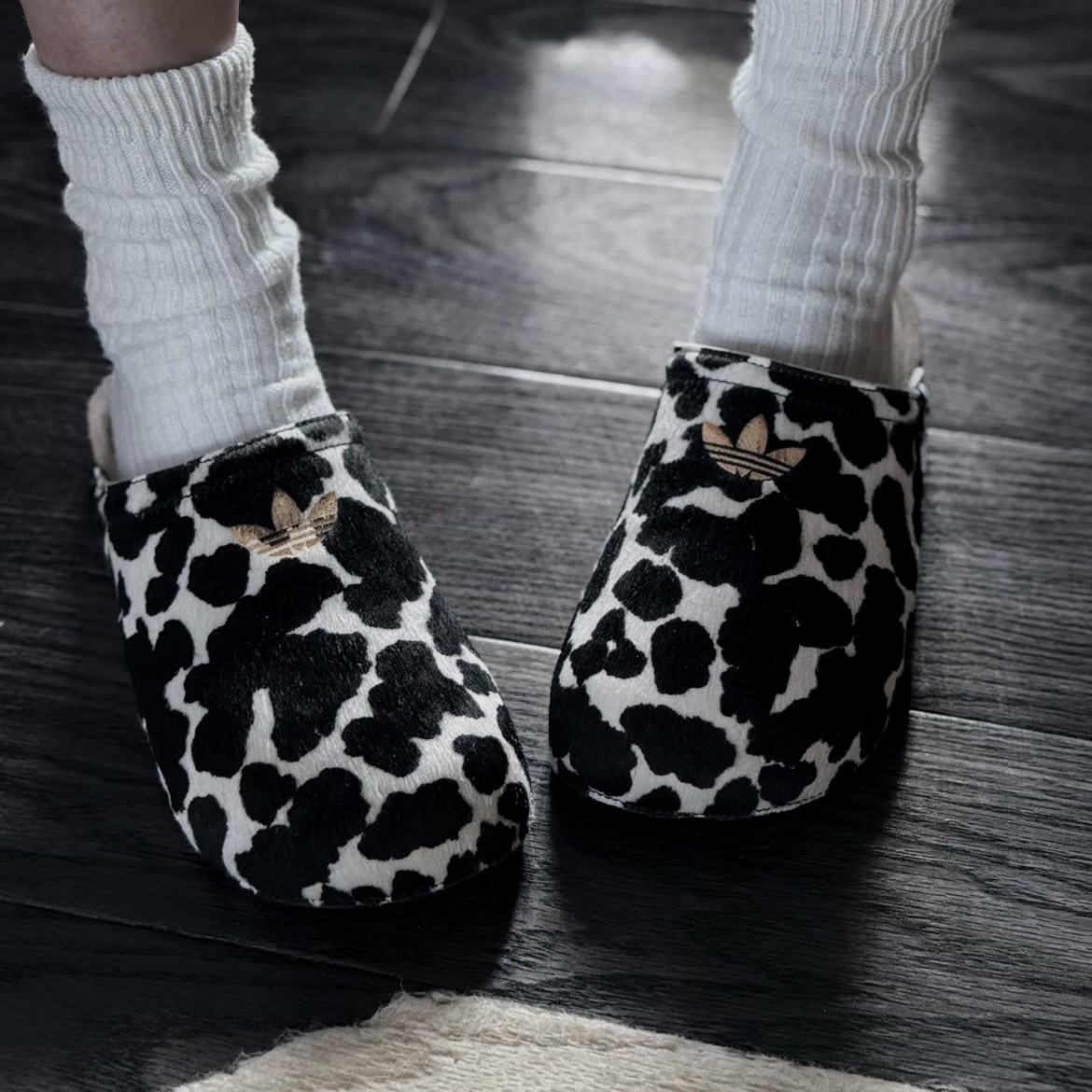 【代購】adidas Originals Adimule Cow Print 包頭拖鞋 男女同款 黑白乳牛紋