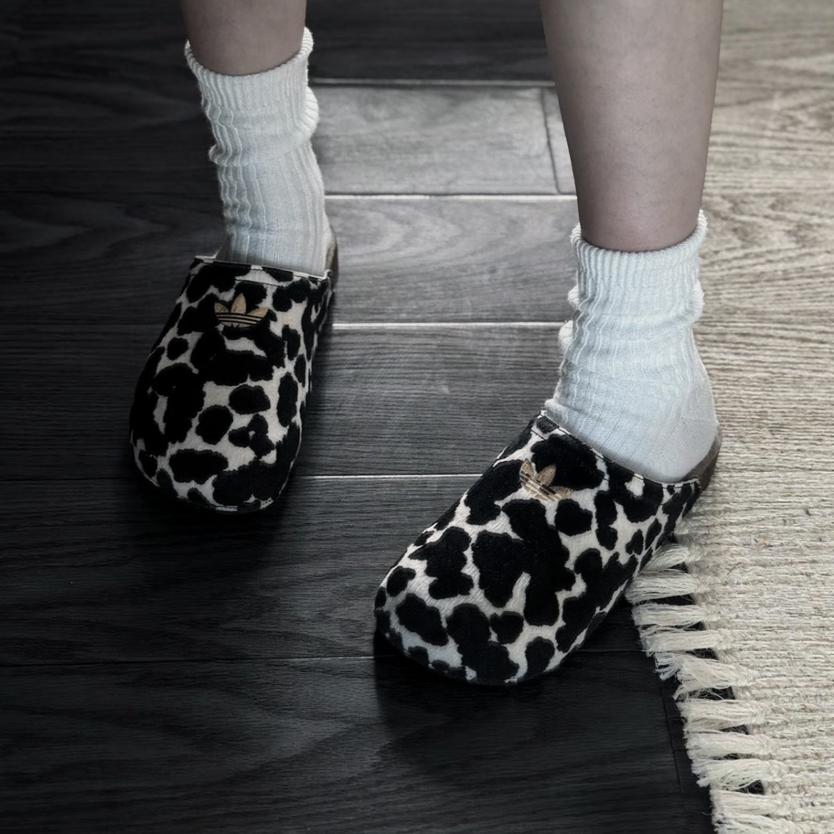【代購】adidas Originals Adimule Cow Print 包頭拖鞋 男女同款 黑白乳牛紋
