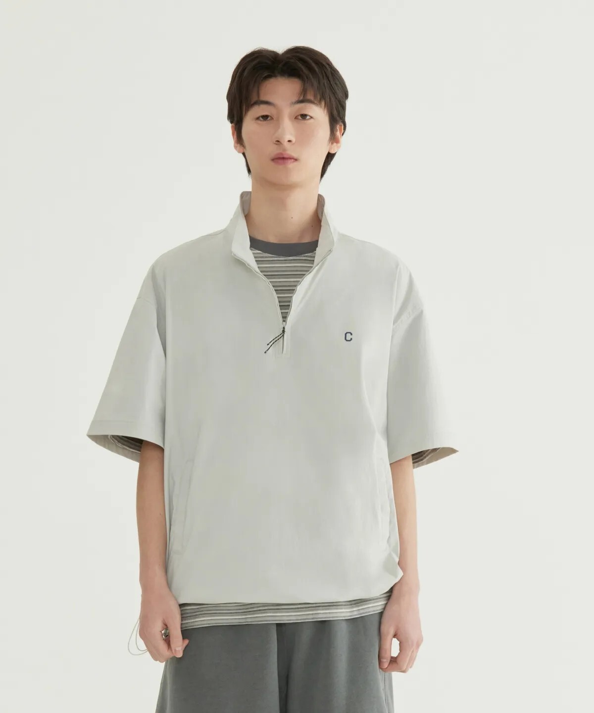 【OWN】Covernat 短袖 上衣 立領 半拉鍊 口袋 小LOGO 抽繩 尼龍 2026 春夏 新品 休閒 不分男女 淺灰 黑色