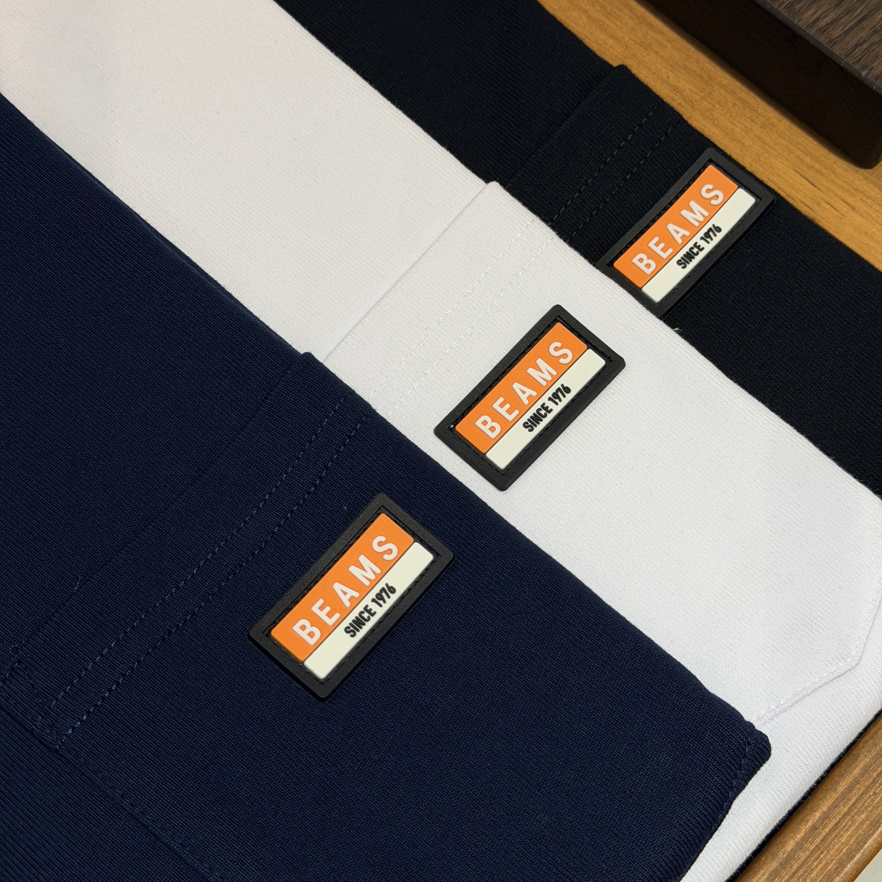 【現貨】BEAMS 立體橡膠LOGO 短tee