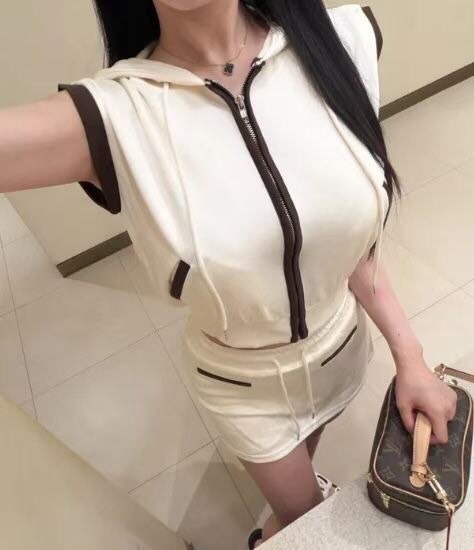 滾邊連帽背心短裙套裝 白咖