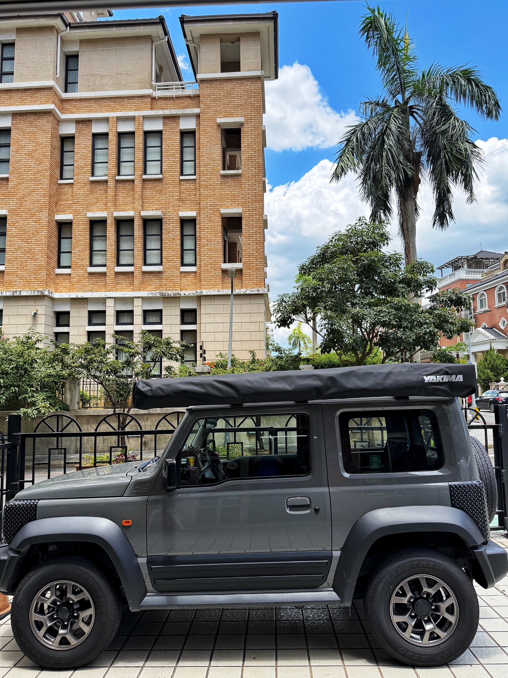 Suzuki Jimny JB74 安裝 YAKIMA OverNOut 270 2.25 扇形車邊帳｜unrv.台灣專業安裝