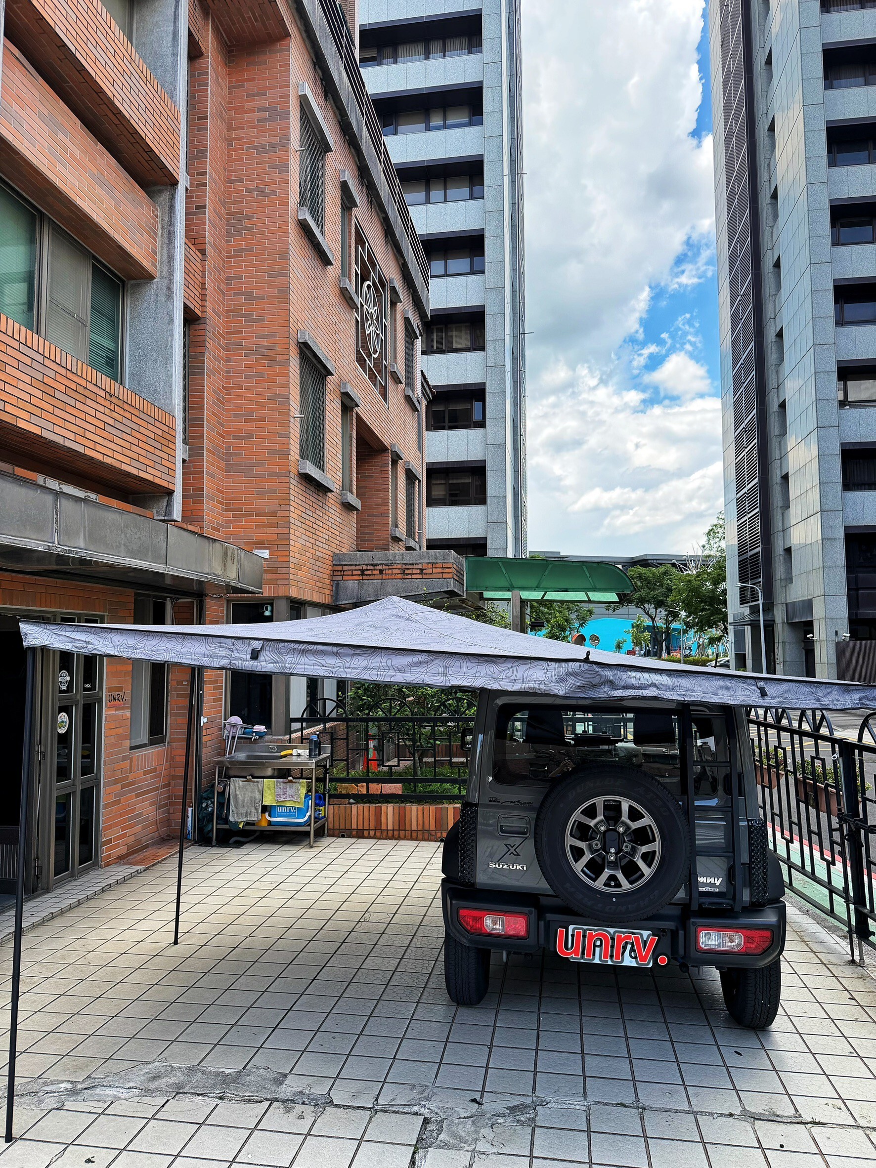 Suzuki Jimny JB74 露營車泊搭配 YAKIMA 270 車邊帳
