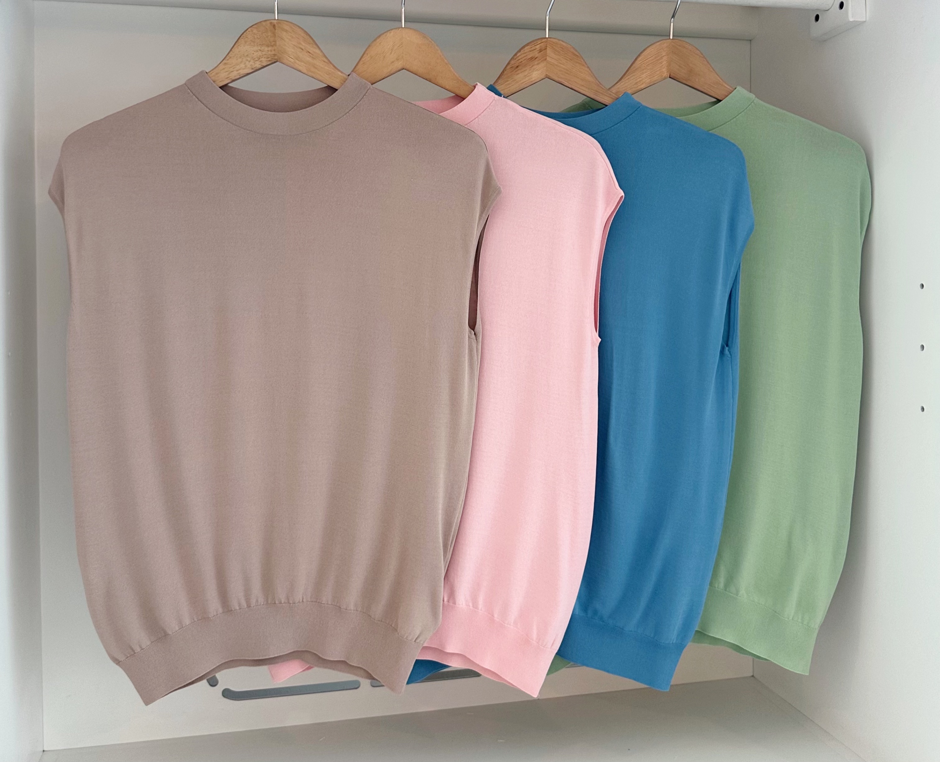 HIGH NECK V SLEEVE KNIT BLOUSE