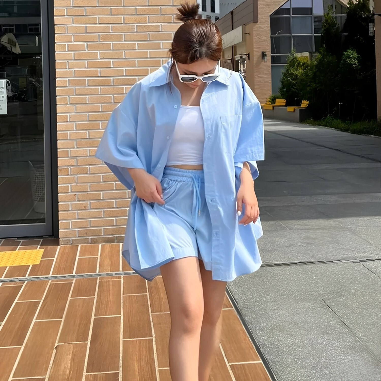 女生天藍色襯衫短褲街頭穿搭 THankus