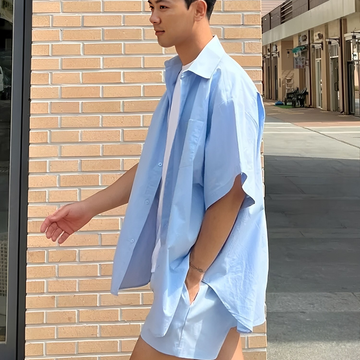 男款天藍色襯衫短褲穿搭側面示範 THankus