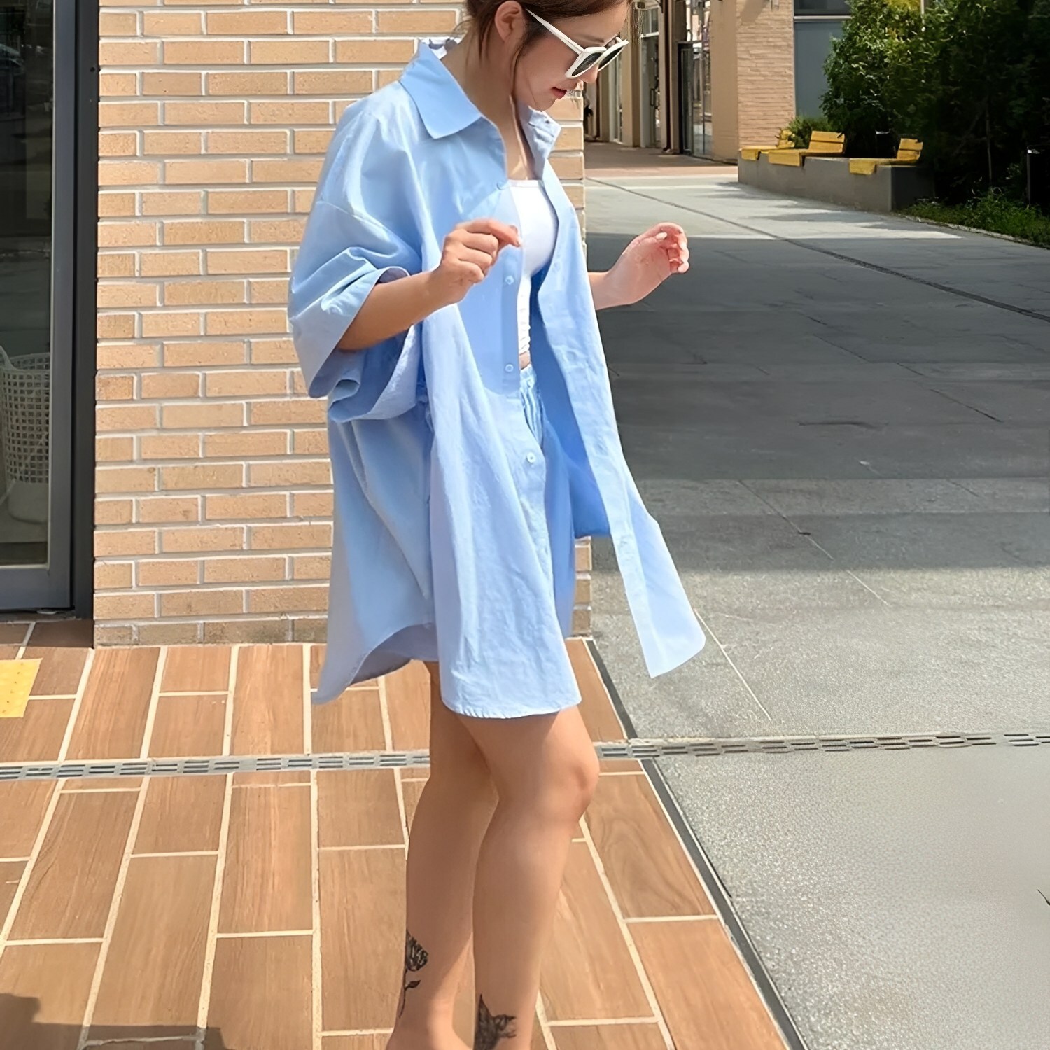 女款天藍色襯衫短褲穿搭側面示範 THankus