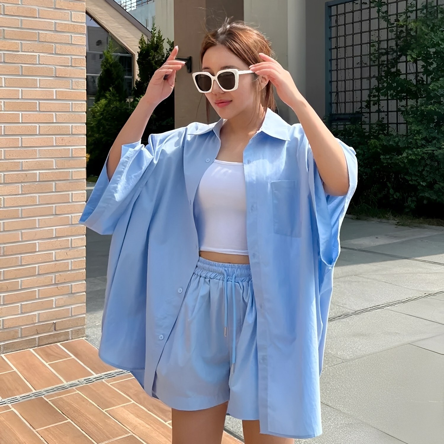 女款天藍色寬鬆襯衫短褲穿搭 THankus