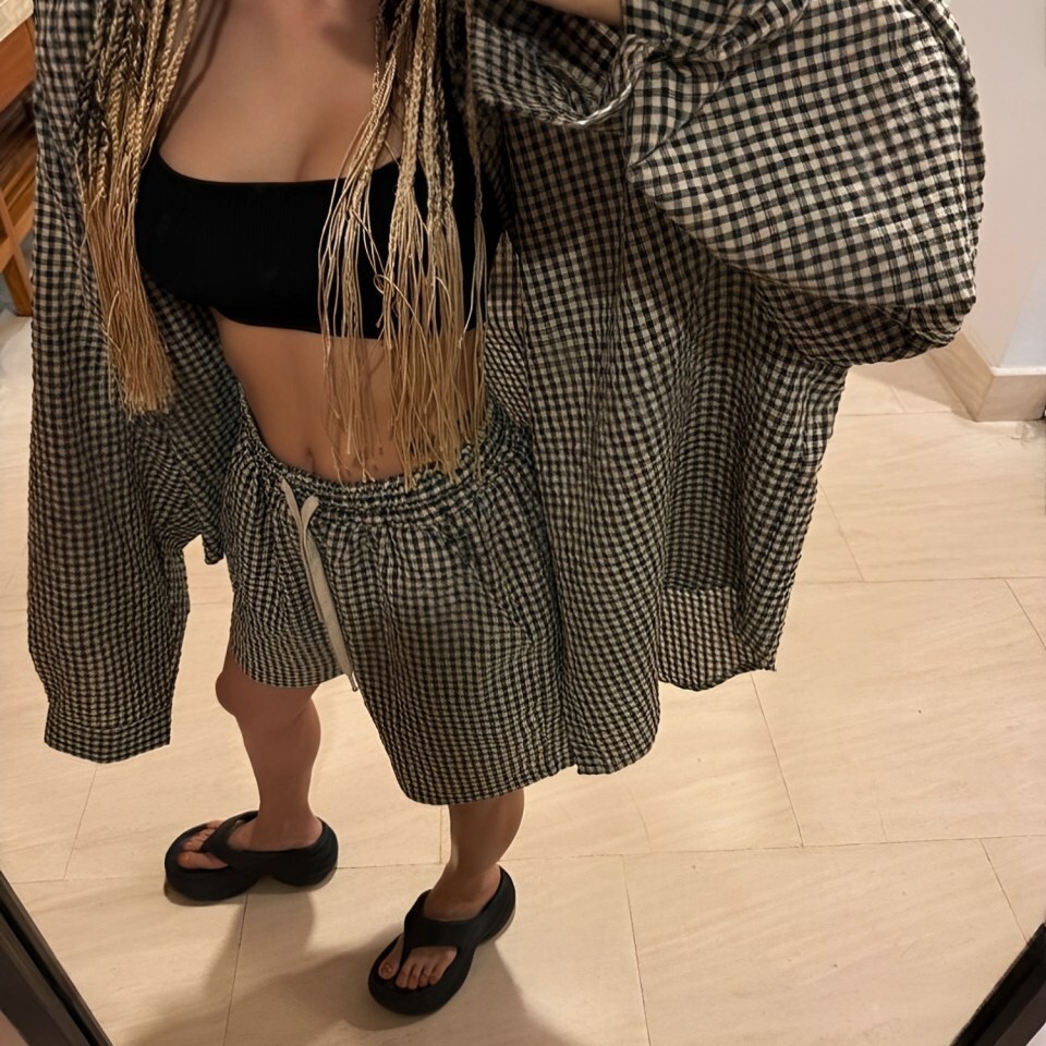 黑白格紋襯衫短褲露腰穿搭特寫 THankus