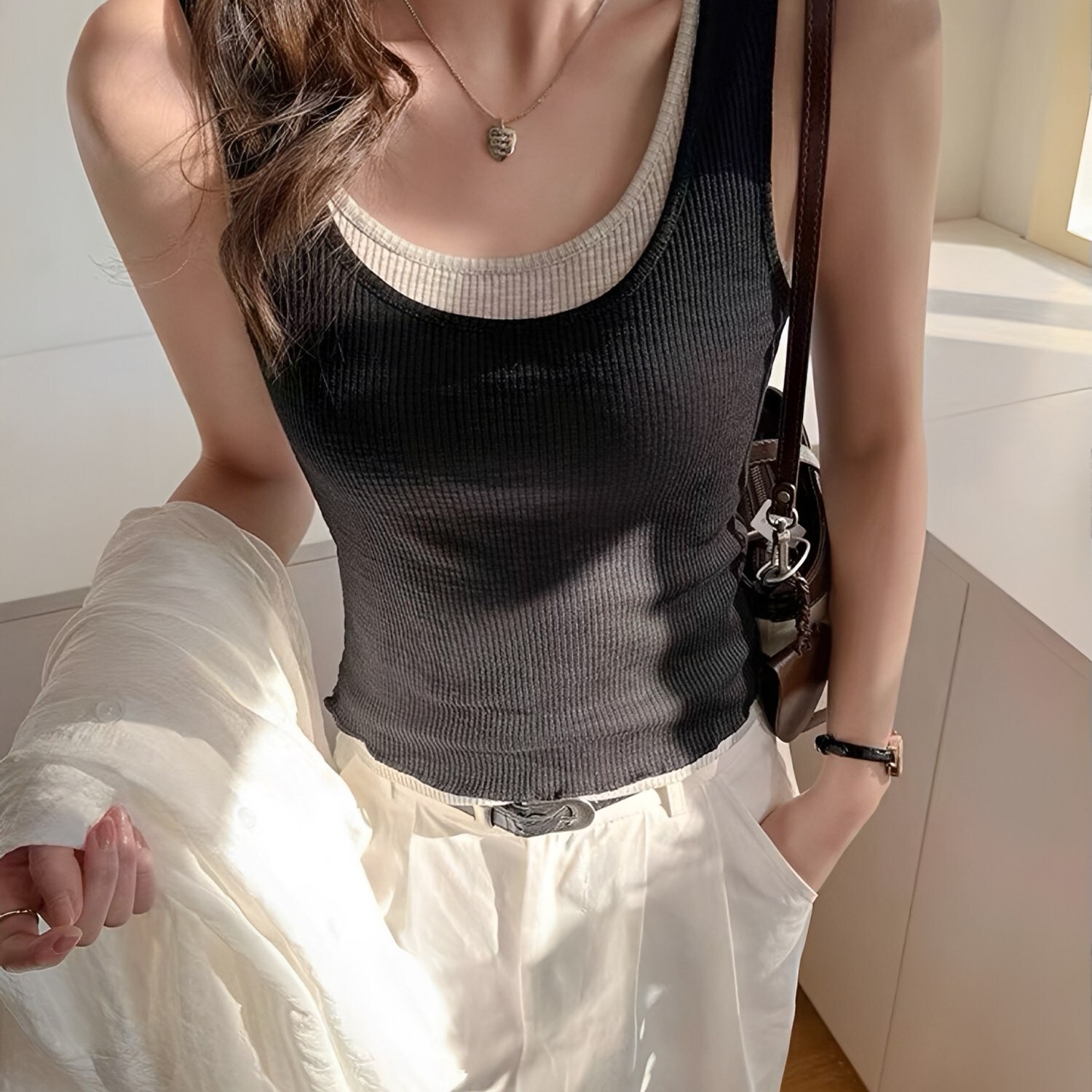 黑色羅紋背心奶油白滾邊穿搭 THankus