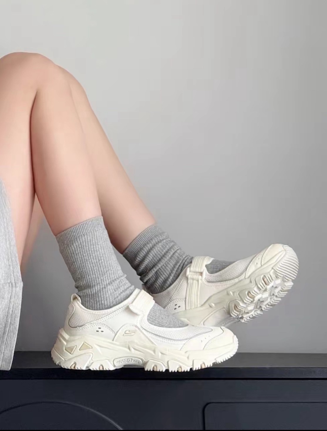 <夏日必備的瑪麗珍🤩> SKECHERS休閒鞋 D Lites Hiker-Navolato 女鞋 米 魔鬼氈 瑪莉珍鞋 山系