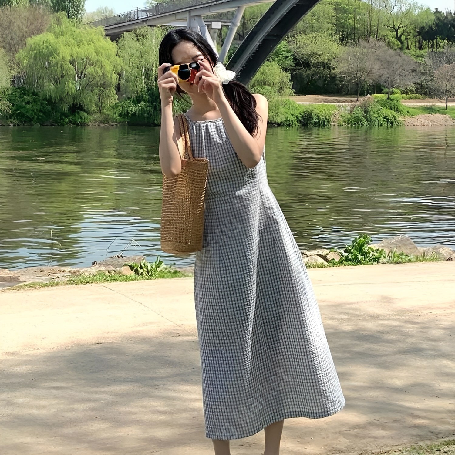 女款象牙色格紋洋裝湖畔橋樑穿搭 THankus