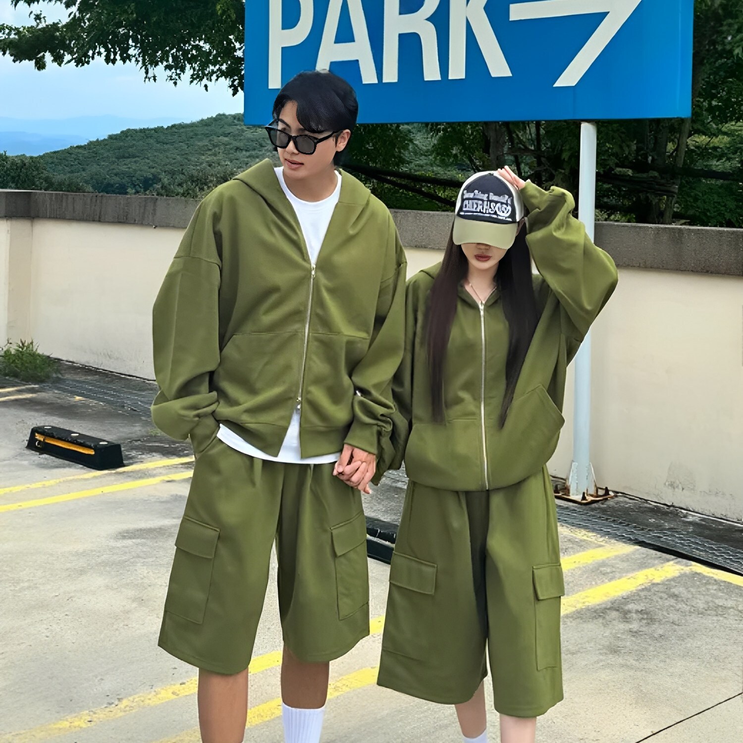 軍綠色連帽外套情侶公園穿搭 THankus