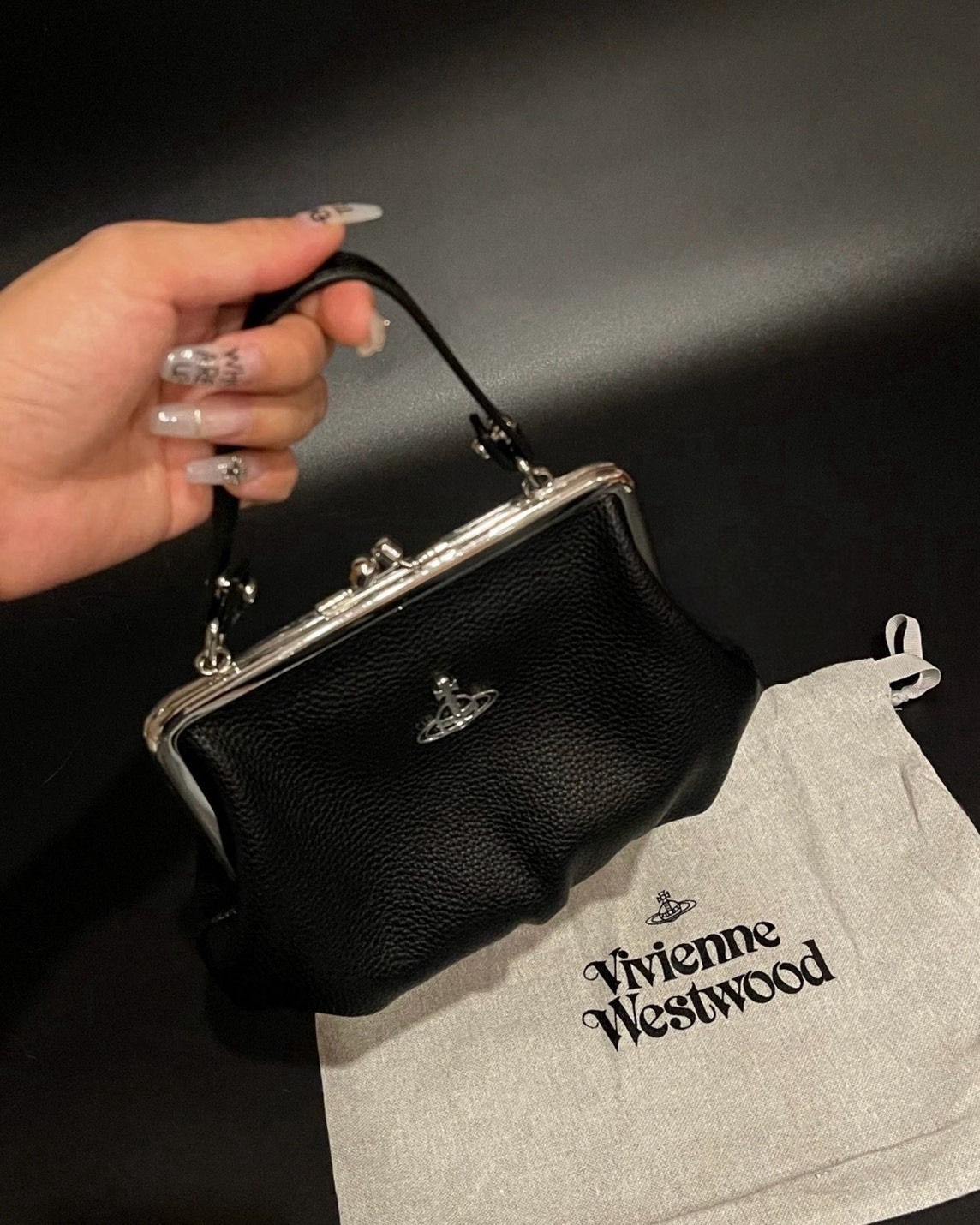 <英國五折拿下>Vivienne Westwood Johanna 薇薇安 西太后 荔紋 皮革 口金包 黑