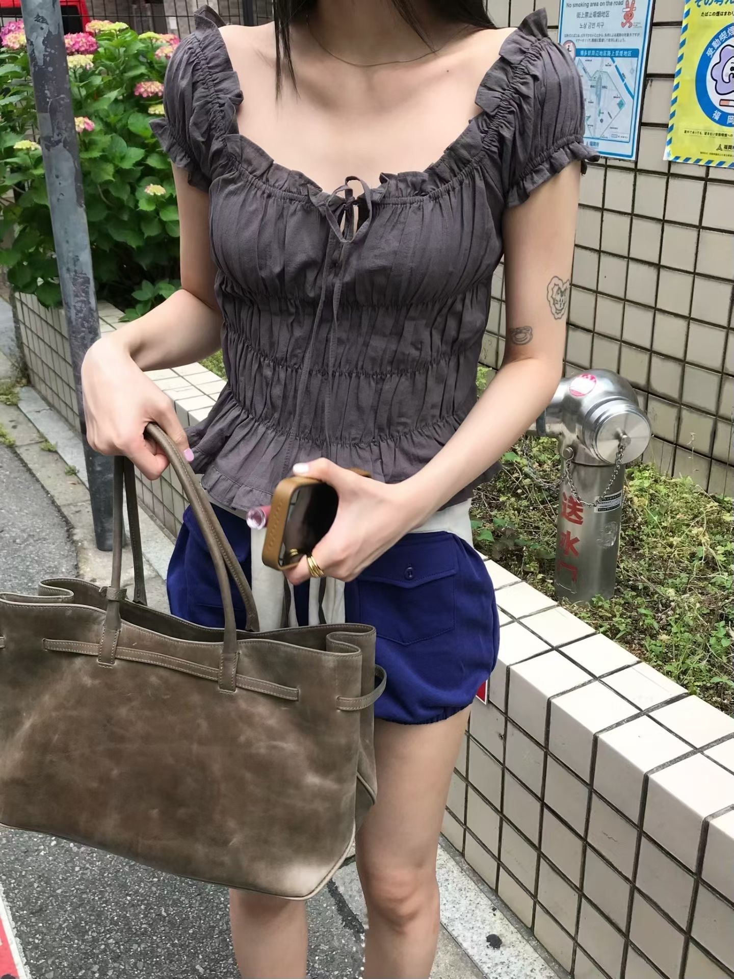 荷葉露肩鬆緊綁結上衣