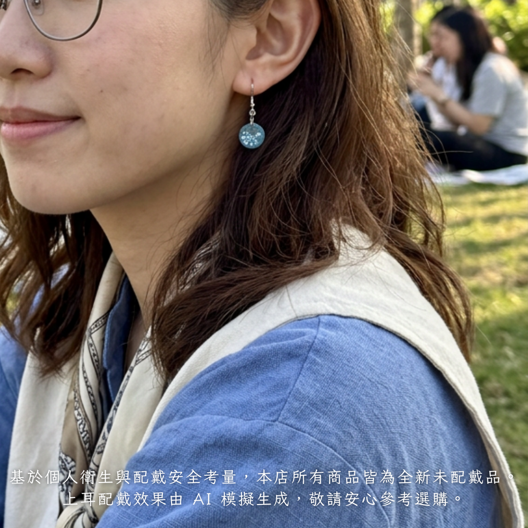 海藍碎閃亮片手工滴膠耳環