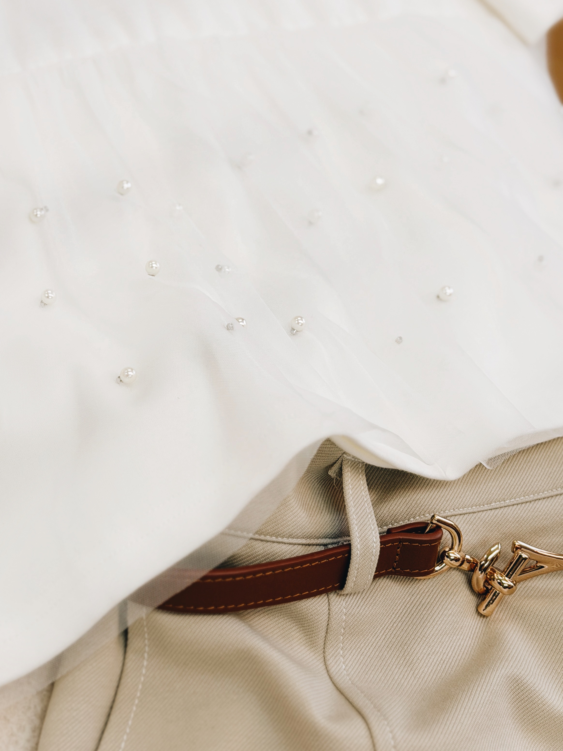 白色 / 珍珠網紗露肩短袖上衣 / Cold-Shoulder Pearl Tulle Overlay Top