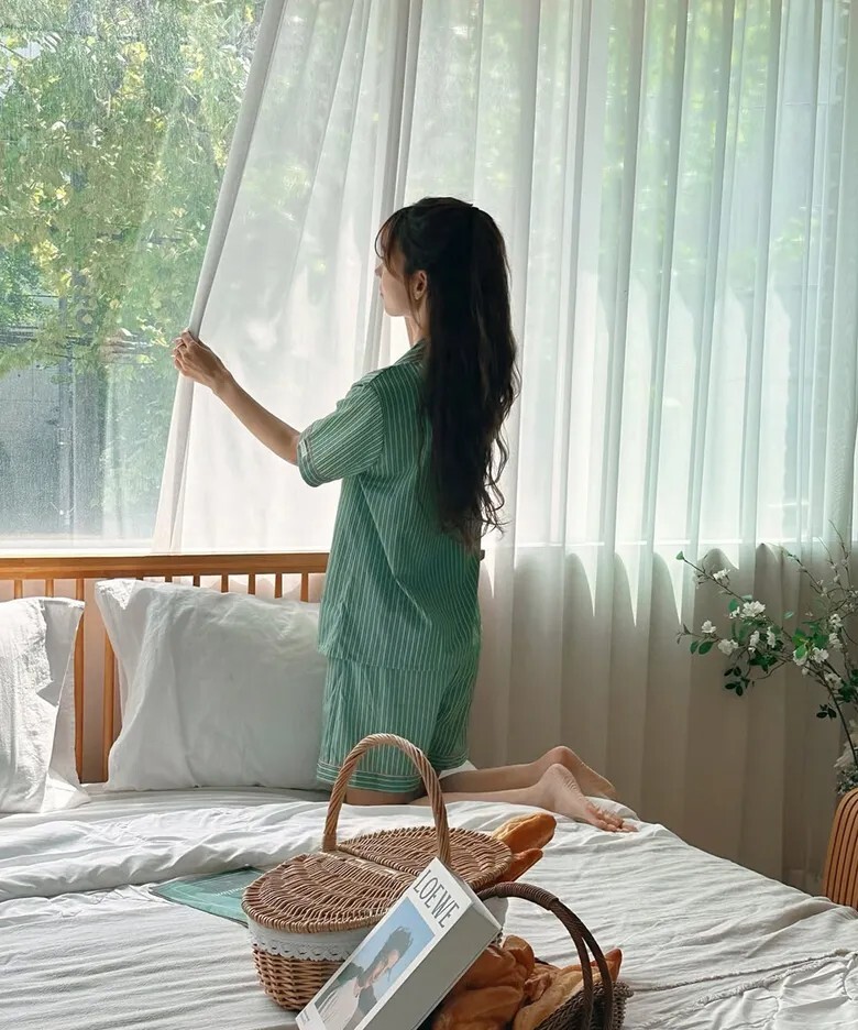 〈 Nmixx 海嫄同款✨〉韓國DOSSY 情侶睡衣 Silkflit Wednesday 絲綢感條紋短袖套裝