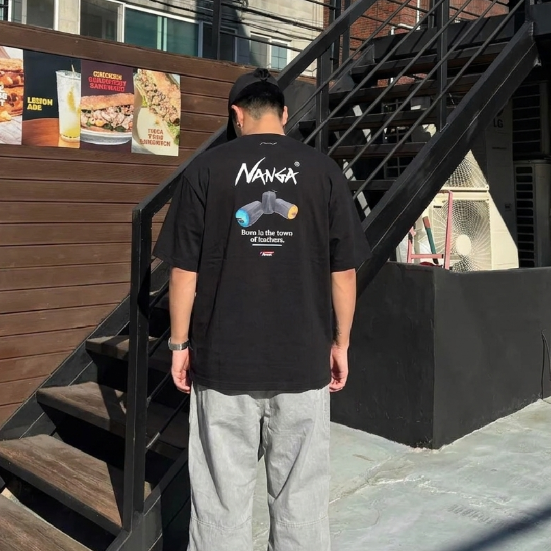 "代購" Jeans Factory × Nanga NEBUKURO 睡袋背圖短T NW26SS-JF8
