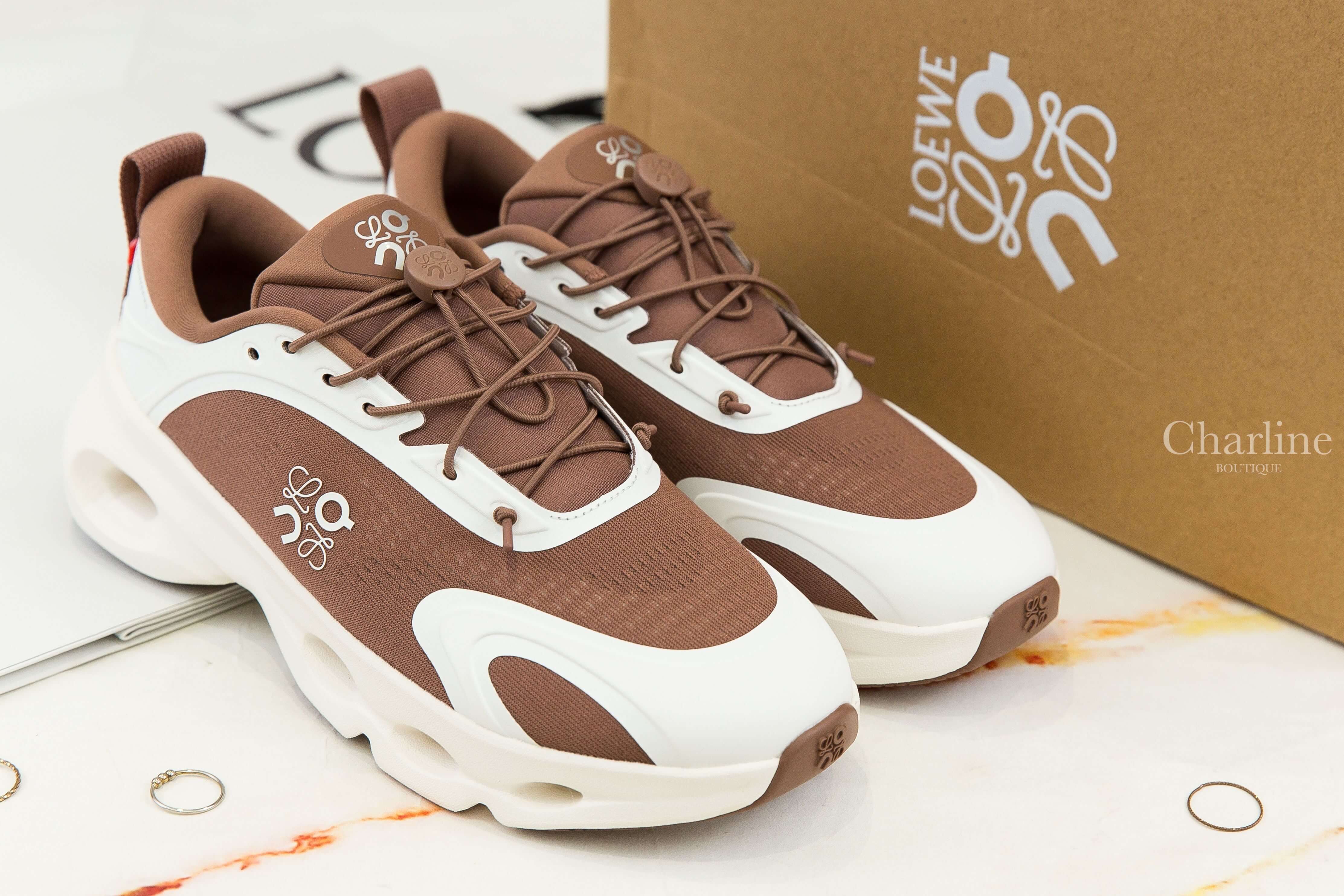 Loewe Cloudsolo Sneaker 棕褐色/蛋殼色聯名款側邊白色Logo運動鞋-Charline Boutique 精品代購