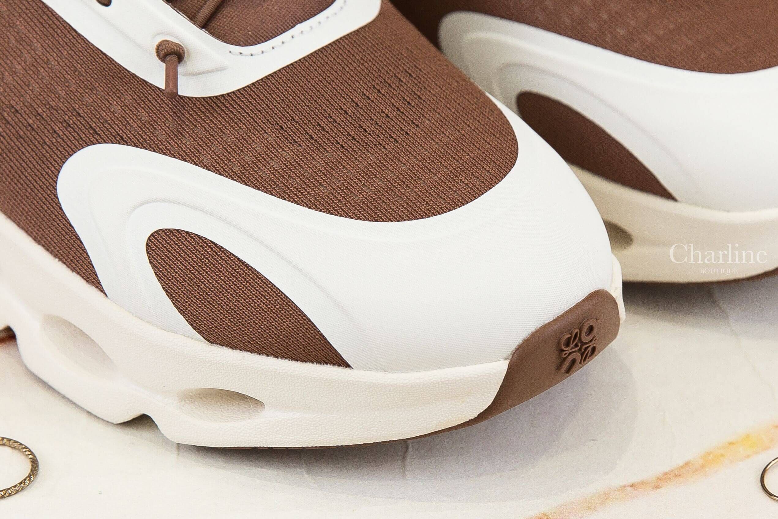 Loewe Cloudsolo Sneaker 棕褐色/蛋殼色聯名款側邊白色Logo運動鞋